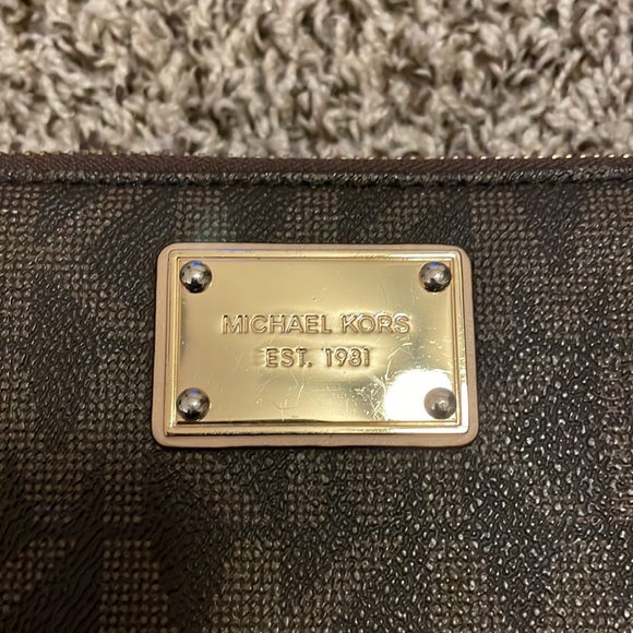 Brown Michael Kors 20 cc slots, 4 bill slots and zipper coin pouch - Picture 2 of 4